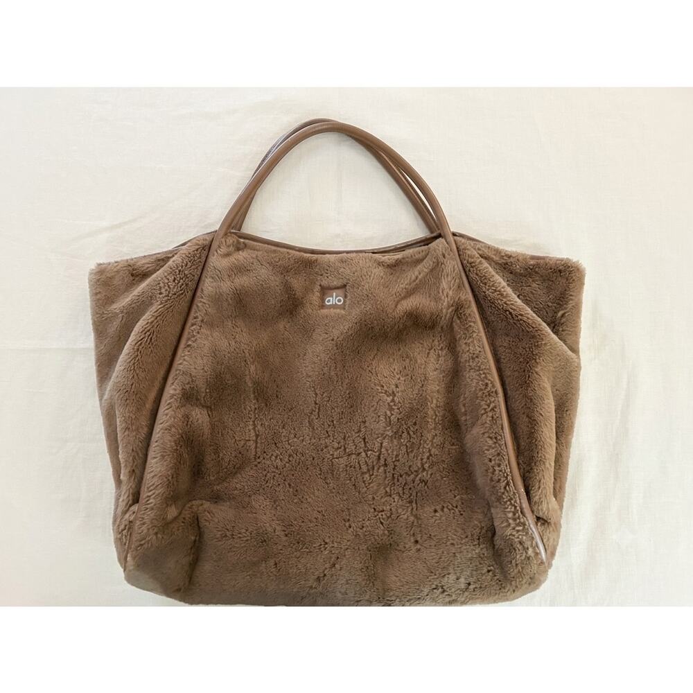 ALO YOGA Faux Fur Fleece Sherpa Oversized Tote Bag Brown Winter Cozy Aprés Ski